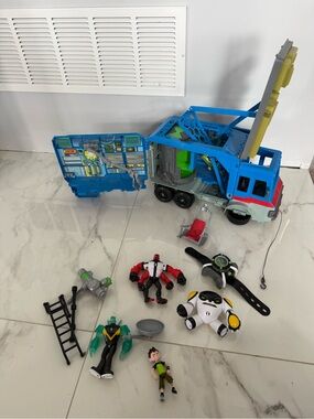 Ben 10 playset with rust bucket rv and accessories